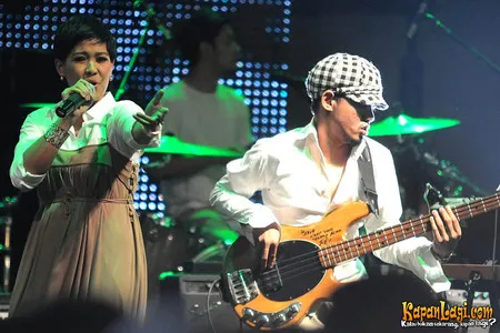 Foto Maliq and D Essentials