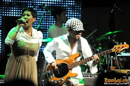 Foto Maliq and D Essentials