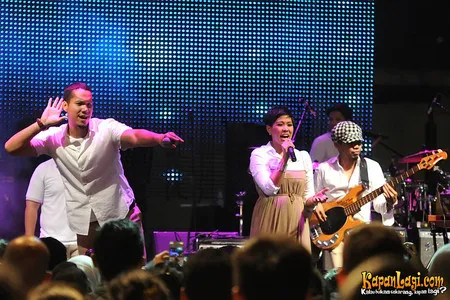 Foto Maliq and D Essentials