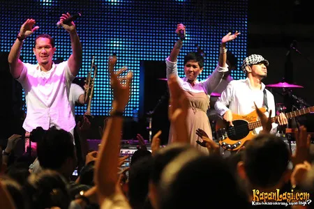 Foto Maliq and D Essentials