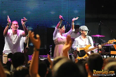 Foto Maliq and D Essentials