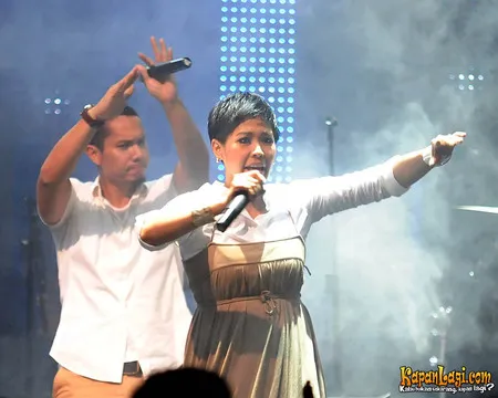 Foto Maliq and D Essentials