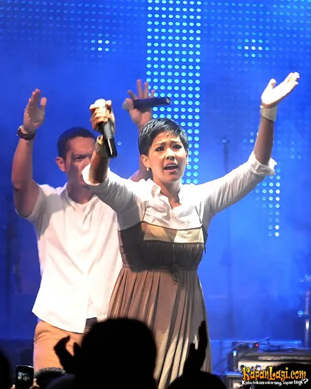 Foto Maliq and D Essentials