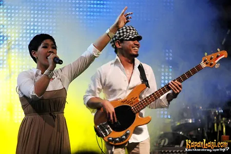 Foto Maliq and D Essentials