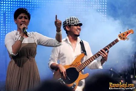 Foto Maliq and D Essentials