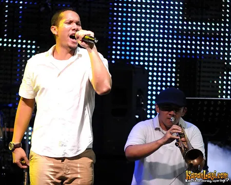 Foto Maliq and D Essentials