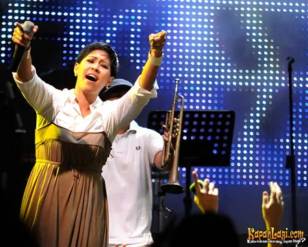 Foto Maliq and D Essentials