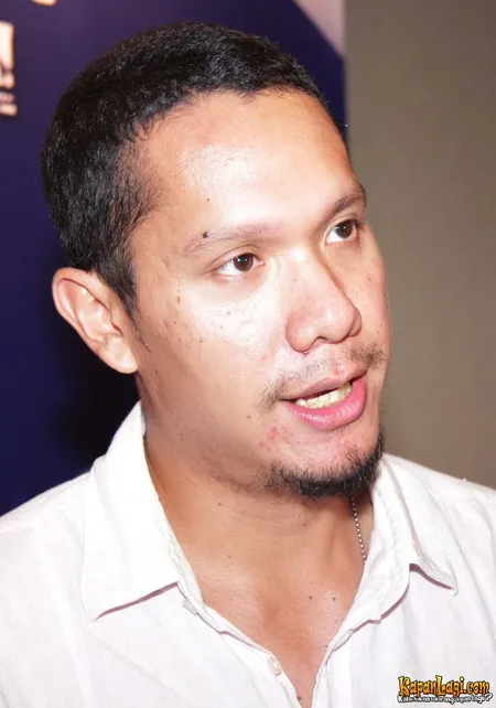 Foto Maliq and D Essentials