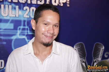 Foto Maliq and D Essentials