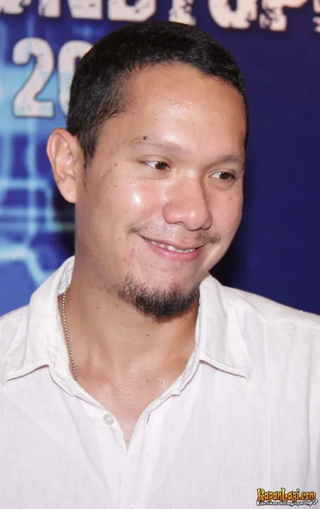 Foto Maliq and D Essentials