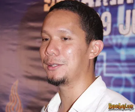 Foto Maliq and D Essentials