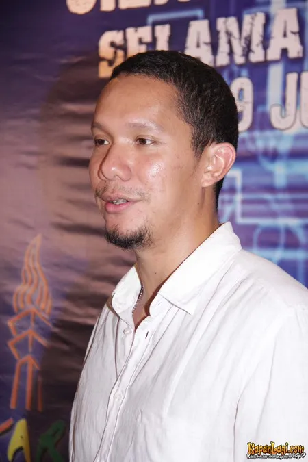 Foto Maliq and D Essentials