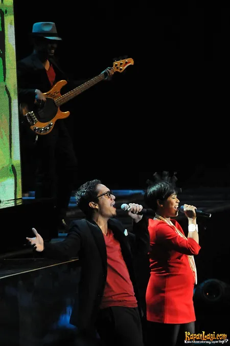 Foto Maliq and D Essentials