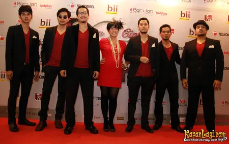 Foto Maliq and D Essentials