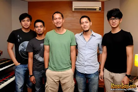 Foto Maliq and D Essentials