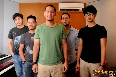 Foto Maliq and D Essentials