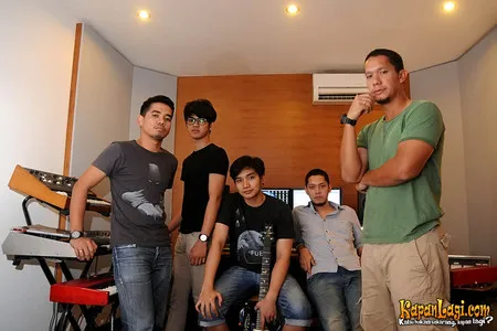 Foto Maliq and D Essentials