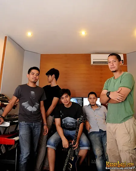 Foto Maliq and D Essentials