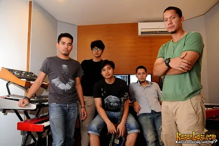 Foto Maliq and D Essentials