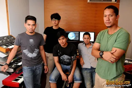 Foto Maliq and D Essentials