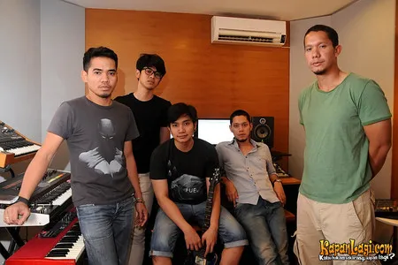 Foto Maliq and D Essentials