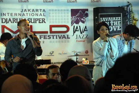 Foto Maliq and D Essentials