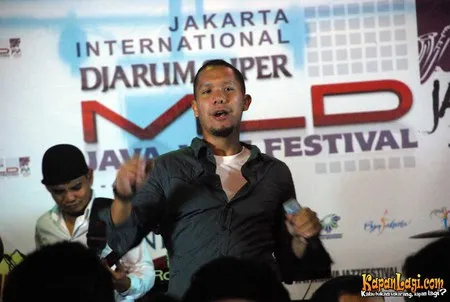 Foto Maliq and D Essentials