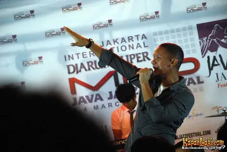 Foto Maliq and D Essentials