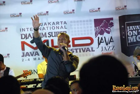 Foto Maliq and D Essentials