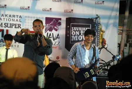 Foto Maliq and D Essentials