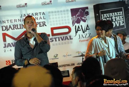 Foto Maliq and D Essentials