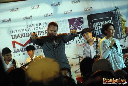 Foto Maliq and D Essentials