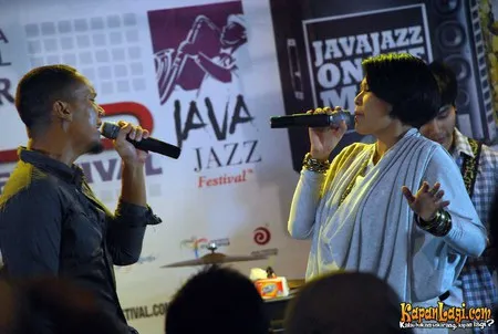 Foto Maliq and D Essentials