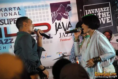 Foto Maliq and D Essentials