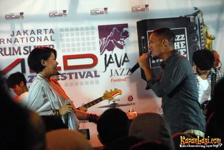 Foto Maliq and D Essentials