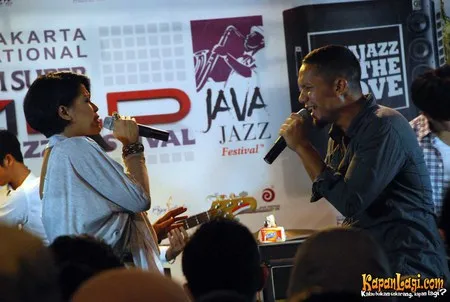 Foto Maliq and D Essentials