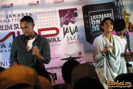 Foto Maliq and D Essentials