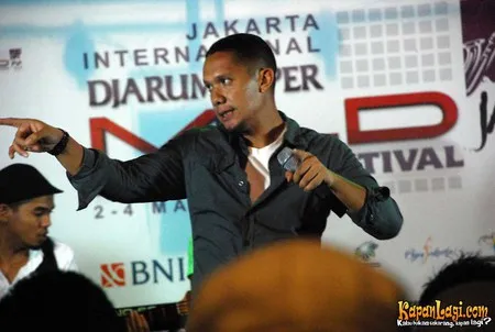 Foto Maliq and D Essentials