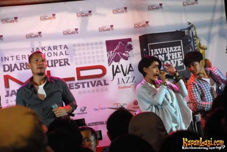 Foto Maliq and D Essentials