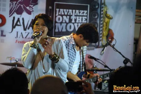 Foto Maliq and D Essentials