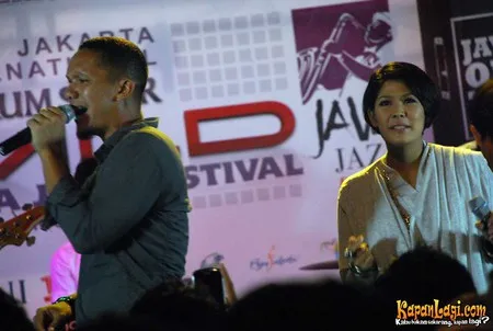 Foto Maliq and D Essentials