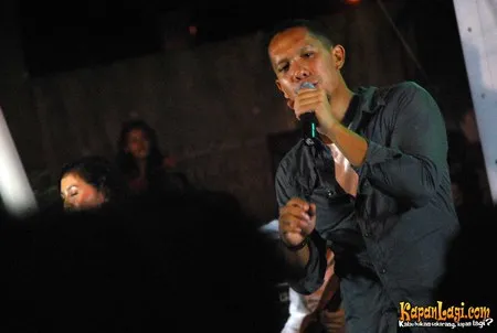 Foto Maliq and D Essentials