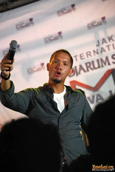 Foto Maliq and D Essentials