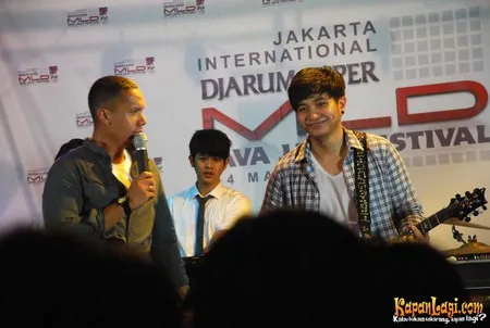 Foto Maliq and D Essentials