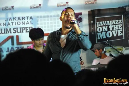 Foto Maliq and D Essentials