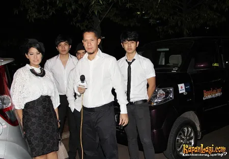 Foto Maliq and D Essentials