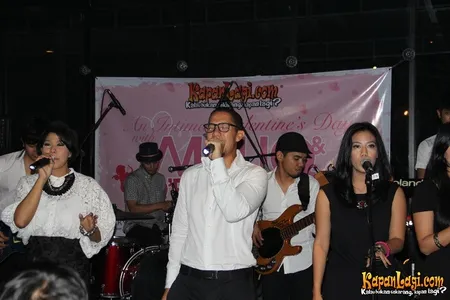 Foto Maliq and D Essentials