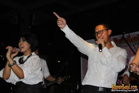 Foto Maliq and D Essentials