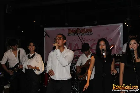 Foto Maliq and D Essentials
