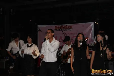 Foto Maliq and D Essentials